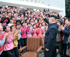 Для тех, кто заинтересовался. На первой фотке приезд Ким Чен Ына в летний детский лагерь.Дети в восторге плачут от того, что лично увидели вот так запросто великого вождя. Со взрослыми там часто тоже самое происходит.