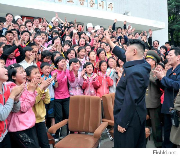 Для тех, кто заинтересовался. На первой фотке приезд Ким Чен Ына в летний детский лагерь.Дети в восторге плачут от того, что лично увидели вот так запросто великого вождя. Со взрослыми там часто тоже самое происходит.