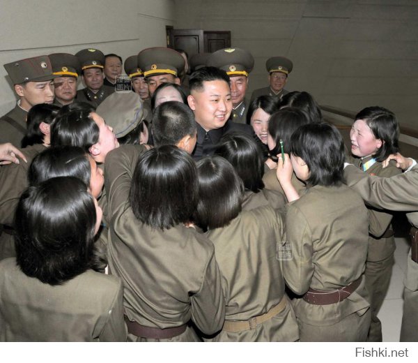 Для тех, кто заинтересовался. На первой фотке приезд Ким Чен Ына в летний детский лагерь.Дети в восторге плачут от того, что лично увидели вот так запросто великого вождя. Со взрослыми там часто тоже самое происходит.