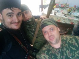 Автор этого поста еще выкинул из поста-оригинала несколько фото, которые еще больше очерняют РПЦ. Вот одно из них. Представляете, это негодяй поехал в Донецк и благославлял сепаратистов!
