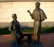 Вот мой любимый московский памятник. Это Шерлок Холмс и доктор Ватсон. ( Соломин и Ливанов.) Надо сесть между ними , сказать - "Элементарно Ватсон", а потом потереть трубку Холмса. И узнаешь все секреты.