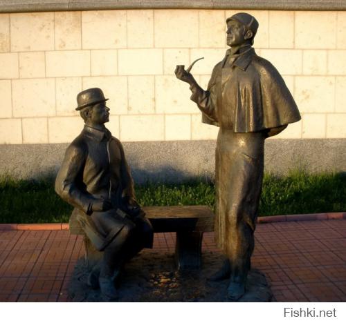 Вот мой любимый московский памятник. Это Шерлок Холмс и доктор Ватсон. ( Соломин и Ливанов.) Надо сесть между ними , сказать - "Элементарно Ватсон", а потом потереть трубку Холмса. И узнаешь все секреты.