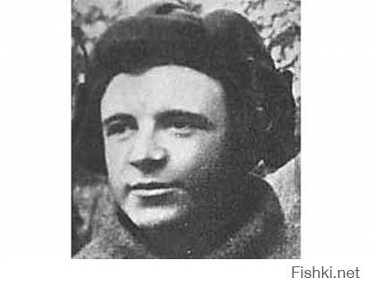 Их двое лучших было. Кроме Зиновия Колобанова еще был Дмитрий Лавриненко. Он за 4 месяца 53 танка подбил.  Наверное мог бы и больше. Но погиб он в декабре 1941.
 Посмотрите какое лицо!