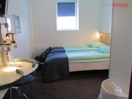 Жуть, конечно полная. Я в командировке в Копенгагене из экономии жил в гостинице Кабинн Метро. Там номера по 5 - 6 кв. м. Маленькие кабинки, но все же жить можно. И туалет свой. Правда унитаз частично под раковиной а душ над ней.