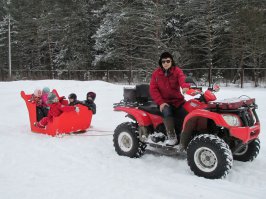 Я в деревне живу. И вот сани сколотил. Вместо чертежа использовал новогоднюю открытку с дедом Морозом. Теперь катаю всех окрестных детей. Это ли не счастье?