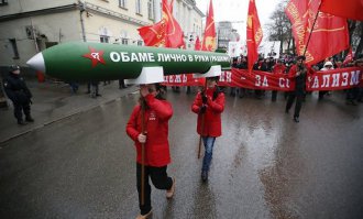 Черчилль ненавидел СССР и хотел нанести ядерный удар. Поэтому должен быть сдохнуть. И вообще он тварь.
Вот марш в Москве на 23 февраля. Открытый призыв нанести ядерный удар по США. Несколько тыс. человек и все поддерживают эту идею. 
Что там про "сдохнуть" и "тварь"?