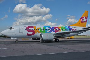 Была такая российская авиакомпания Скайэкспресс. У них и эмблема прикольная и стюардессы. Все на борту в шутливой форме было. Типа - кто после посадки первый вскочит, не дождавшись разрешения капитана, тот убирает салон после полета. Жаль их Аэрофлот придушил.