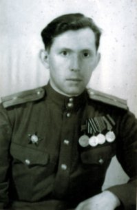 Двенадцатый день после окончания войны. Вена. 
Это мой дед.
(Дошел от Москвы, где вступил в 1941 в народное ополчение.)