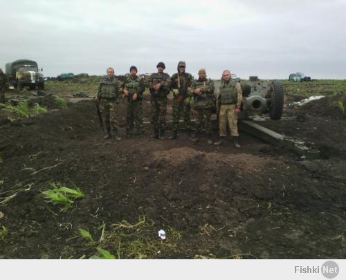 Письмо с фронта или «Детка, лучше ляг сам»

Давно хотел написать, но не мог — «Сов.секретно». Зато после этого письма с фронта могу честно и откровенно посоветовать горе-воякам, которые еще умеют думать — бегите. Бегите куда хотите, лишь бы подальше. Всё, закончились дядьки с берданками, которые стояли весной на блок-постах и которых вы ловили, приезжая на джипах. Против армии фашистов разворачивается Русская армия. Не армия России, не дождетесь. А именно Русская. С каждым днем по ту сторону фронта вам, гадёнышам, будет противостоять всё большее количество заряженных ненавистью к фашистским захватчикам людей. Прекрасно обученных и вооруженных. Вы не видели, а я видел их. Башкиры и казахи, чеченцы и русские, татары… И все они считают себя русскими, защищающими Россию.

На этом фото они еще живы. Жив был и Владимир Гнатуш, 23 года, призван 25 марта из пгт Куйбышево, Запорожской обл. И чего не сбежал по дороге в 79 аэромоб.бр.? Кого хотел убивать? Хероям сала?

Все они прошли конкурсную комиссию и отбор, все обладают ВУСами. В подавляющем большинстве — служили раньше. Те, кому за 30. Они искренне радуются. когда узнают, что с июля-августа им (или семьям) будут платить не только на сигареты — шли на войну, бросая всё и не надеясь на компенсацию. Все они проходят предварительное боевое слаживание и получают проверенную технику. В том числе и ту, которой нет на вооружении армии России не по причине снятия с вооружения, а потому, что её еще не успели поставить в войска — не прошла положенного цикла испытаний.

Так что бегите. Несколько месяцев в тюрьме всяко лучше позорной смерти в рядах фашистской армии. Да и после победы лучше быть выпущенным из тюрьмы, чем попасть под суд и сесть уже на несколько лет за совершенные преступления. А так как воевать армия остатков украины с Русской армией не в состоянии, преступления будут. Будут постоянно убивать мирных жителей. обстреливать и бомбить города.

В общем, все как у классика: «Детка, лучше ляг сам».

Итак, письмо с фронта: «Салют, Анатолий. Вот уже 5 дней я в Луганске… служу в батальоне «Заря». Взяли санитаром-стрелком или 2-м номером снайпера, если будет время меня учить. В боевых действиях пока не участвовала, хотя тут постоянно солдаты уходят на Металлист или в аэропорт. Там сейчас тяжёлые бои. Меня берегут, наверное, я — единственная женщина в роте.

Постоянно обстреливают и бомбят, бегаем в бомбоубежище. ДРГ укров ездит по городу с миномётом и обстреливает жилые кварталы наугад… Никак не удаётся её поймать. Вчера попали в базу «Зари», 6 трупов из ремонтной мастерской. Контингент оттуда перебросили к нам вместе с суровой техникой (у нас тут бывшее лётное училище… казармы)… Это добровольцы российские, сербские и даже чеченцы. — наконец-то я увидела их воочию.

Пулёмётчики, пзркшники, артиллеристы, танкисты… впрочем, танкисты и водители-наводчики бмп всяких, не добровольцы, их обучали из местных где-то под Ростовом. Технику посылает «дядя Вова», как здесь говорят. Снаряды, оружие, одежду и т.п. — тоже он. Выдали автоматы и советскую почему-то парадную форму 88 года — расконсервированные

Жизнь в батальоне напоминает армию, но с примесью разгильдяйства. Не устаканена дисциплина, нет формы обращения к командирам… короче — нет армейской жёсткой дисциплины. Солдаты получают небольшие деньги на довольствие, за каждым закреплена средняя зарплата, которую он получал на гражданке. Предприятия вынуждены платить.

Шахтёры идут неохотно по словам самих ополченцев. Боятся потерять работу или что-то в том роде. Контингент — в основном местные или из других городов Украины, а также наше пополнение россиян. Техника суровая — зенитки, гаубицы, три Града… танки и бмп всякие не считала.

Ещё. Я приехала с пересыльного пункта российских добровольцев. Под Ростовом на Дону… Что за люди идут в добровольцы: в основном, качественный состав. Служившие, воевавшие. Разные национальности. Все «идут бить фашистов» и «воевать за русский мир». Есть и менты, и зеки, есть хипстеры, программисты, даже киллер. Это помимо военных спецов, которые доминируют. Средний возраст 30-35 лет. Многие, когда узнали, что создаётся фонд поддержки семей добровольцев, обрадовались, ведь, они оставили семьи ни с чем.

Выхожу на связь редко — с чужой симки… здесь проблемы со связью… в целях маскировки в том числе…»

mikle1