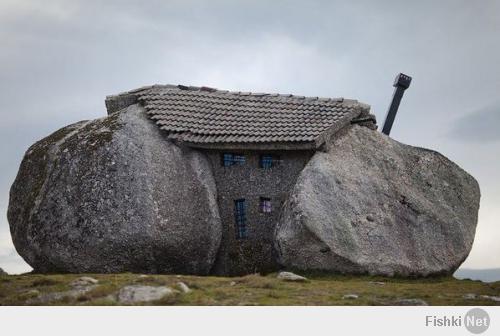Просто дом в камне, напомнило Флинстоунов.