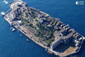 У западного побережья Японии находится мертвый остров (Ганкаджима, Гункаджима или Гункандзима, еще его называют Хашима или Хасима), который был едва известен даже японцам. В префектуре Нагасаки он числился одним из необитаемых островов. Долгое время он был не чем иным, как маленьким рифом.

В 1810 году, случайное открытие угля решительно изменило судьбу этого рифа. Компания Mitsubishi выкупила Ганкаджиму и начала добывать уголь со дна моря. Работы потребовали значительных трудовых затрат и рабочей силы. Началось строительство, люди прибывали, чтобы жить и работать здесь. Благодаря угольной промышленности жилые массивы начали непрерывно расширяться. Были построены жилые комплексы, причем гораздо более прочные, чем на материке, — в целях защиты от цунами. К середине ХХ века плотность населения на острове составляла 835 человек на гектар, что является одной из наибольших плотностей населения в мире. Риф превратился в искусственный остров диаметром около одного километра (три четверти мили) в периметре, с населением 5300 человек.

Возвышаясь над океаном, появился лабиринт из жилых домов и промышленных объектов, построенных вместе. С океана силуэт острова напоминал линейный корабль - его так и назвали Gunkanjima. Он как крепость выросшая из моря, окруженная высокими стенами. Остров создавал впечатление маленького королевства. Его жители хвастались "Нет ничего на свете, чего нет здесь у нас". Они были правы. Они действительно имели все в пределах их миниатюрного королевства - кроме кладбища. Но, ирония этого была вскоре доказана. Остров уже был обречен превратиться в огромное кладбище.

Со временем на смену углю пришла нефть, и угольные месторождения начали закрываться. В 1974 году один из самых густонаселенных островов в мире стал полностью пустынным. Компания Mitsubishi официально объявила о закрытии месторождения. Город выглядел так, как будто бы все его жители вдруг исчезли за одну ночь. Остров был опустошен, но остался дух покинувших его людей. В зданиях, осталось множество свидетельств жизнедеятельности человека. Странная атмосфера вызывает ощущения, что остров уснул, когда его покинули жители.

В настоящее время посещение острова запрещено. Исключением стала съемка на острове фильма «Королевская битва».