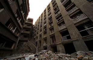 У западного побережья Японии находится мертвый остров (Ганкаджима, Гункаджима или Гункандзима, еще его называют Хашима или Хасима), который был едва известен даже японцам. В префектуре Нагасаки он числился одним из необитаемых островов. Долгое время он был не чем иным, как маленьким рифом.

В 1810 году, случайное открытие угля решительно изменило судьбу этого рифа. Компания Mitsubishi выкупила Ганкаджиму и начала добывать уголь со дна моря. Работы потребовали значительных трудовых затрат и рабочей силы. Началось строительство, люди прибывали, чтобы жить и работать здесь. Благодаря угольной промышленности жилые массивы начали непрерывно расширяться. Были построены жилые комплексы, причем гораздо более прочные, чем на материке, — в целях защиты от цунами. К середине ХХ века плотность населения на острове составляла 835 человек на гектар, что является одной из наибольших плотностей населения в мире. Риф превратился в искусственный остров диаметром около одного километра (три четверти мили) в периметре, с населением 5300 человек.

Возвышаясь над океаном, появился лабиринт из жилых домов и промышленных объектов, построенных вместе. С океана силуэт острова напоминал линейный корабль - его так и назвали Gunkanjima. Он как крепость выросшая из моря, окруженная высокими стенами. Остров создавал впечатление маленького королевства. Его жители хвастались "Нет ничего на свете, чего нет здесь у нас". Они были правы. Они действительно имели все в пределах их миниатюрного королевства - кроме кладбища. Но, ирония этого была вскоре доказана. Остров уже был обречен превратиться в огромное кладбище.

Со временем на смену углю пришла нефть, и угольные месторождения начали закрываться. В 1974 году один из самых густонаселенных островов в мире стал полностью пустынным. Компания Mitsubishi официально объявила о закрытии месторождения. Город выглядел так, как будто бы все его жители вдруг исчезли за одну ночь. Остров был опустошен, но остался дух покинувших его людей. В зданиях, осталось множество свидетельств жизнедеятельности человека. Странная атмосфера вызывает ощущения, что остров уснул, когда его покинули жители.

В настоящее время посещение острова запрещено. Исключением стала съемка на острове фильма «Королевская битва».