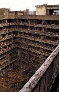 У западного побережья Японии находится мертвый остров (Ганкаджима, Гункаджима или Гункандзима, еще его называют Хашима или Хасима), который был едва известен даже японцам. В префектуре Нагасаки он числился одним из необитаемых островов. Долгое время он был не чем иным, как маленьким рифом.

В 1810 году, случайное открытие угля решительно изменило судьбу этого рифа. Компания Mitsubishi выкупила Ганкаджиму и начала добывать уголь со дна моря. Работы потребовали значительных трудовых затрат и рабочей силы. Началось строительство, люди прибывали, чтобы жить и работать здесь. Благодаря угольной промышленности жилые массивы начали непрерывно расширяться. Были построены жилые комплексы, причем гораздо более прочные, чем на материке, — в целях защиты от цунами. К середине ХХ века плотность населения на острове составляла 835 человек на гектар, что является одной из наибольших плотностей населения в мире. Риф превратился в искусственный остров диаметром около одного километра (три четверти мили) в периметре, с населением 5300 человек.

Возвышаясь над океаном, появился лабиринт из жилых домов и промышленных объектов, построенных вместе. С океана силуэт острова напоминал линейный корабль - его так и назвали Gunkanjima. Он как крепость выросшая из моря, окруженная высокими стенами. Остров создавал впечатление маленького королевства. Его жители хвастались "Нет ничего на свете, чего нет здесь у нас". Они были правы. Они действительно имели все в пределах их миниатюрного королевства - кроме кладбища. Но, ирония этого была вскоре доказана. Остров уже был обречен превратиться в огромное кладбище.

Со временем на смену углю пришла нефть, и угольные месторождения начали закрываться. В 1974 году один из самых густонаселенных островов в мире стал полностью пустынным. Компания Mitsubishi официально объявила о закрытии месторождения. Город выглядел так, как будто бы все его жители вдруг исчезли за одну ночь. Остров был опустошен, но остался дух покинувших его людей. В зданиях, осталось множество свидетельств жизнедеятельности человека. Странная атмосфера вызывает ощущения, что остров уснул, когда его покинули жители.

В настоящее время посещение острова запрещено. Исключением стала съемка на острове фильма «Королевская битва».