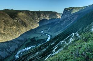 Не трасса Новосибирск — Ташанта попала в список десяти красивейших автодорог мира, а именно Чуйский тракт, начинающийся в Бийске. Ты что, автор, из Новосибирска?)
Я бы не сказал что в горном алтае самые красивые места по Чуйскому расположены. Вот например перевал Кату-Ярык и трасса в долине реки Чулышман...