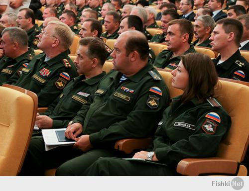 А чего плевать? Оно так и есть. Заставил носить орденские планки на полевом камуфляже. Камуфляж с планками - нонсенс, рубашка с коротким рукавом с планками. Погон с пупа на плечи строго самим перешить. Там отпороть, туда пришить. Вот бойцы и ходят - у кого погоны на плечах, у кого на спине, а у кого и над карманами. Кто во что гаразд! А офисная форма это пистец! Еще бы пижамы камуфлированные придумал. Слет генералитета похож на африканских вояк обвешанных побрякушками!