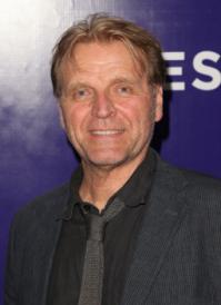 ух что вспомнилось! Майкл Хаммер, сериал "Кувалда", пародия на полицейских. любимая фраза: "Поверь мне, я знаю, что я делаю!" с нею он взорвал атомную бомбу случайно и следующая серия сериала была типа "за 5 лет до этого") постарел, но узнаваем