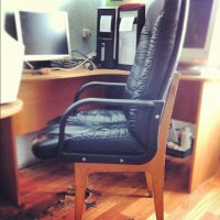 у меня в гараже такое же кресло только к табурету старому прикручено )))