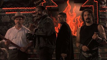 тоже хорош....культовый фильм ужасов....