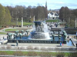 Был там, очень красивый парк, скульптор изобразил жизнь человека в статуях, от рождения до смерти, в бытие и трудностях жизни. Да ногие, да может кто то не понял скрытого смысла художника. Ну не всем это и дано.