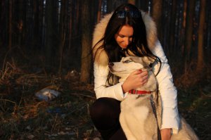 Фотошоперы всех мастей тут)) Вот допустим моя подружка Юлька попросила мусор убрать, я убрал. Но говорит спать не может теперь, типа они сзади.... а кто они - не понятно))) Бгг