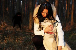 Фотошоперы всех мастей тут)) Вот допустим моя подружка Юлька попросила мусор убрать, я убрал. Но говорит спать не может теперь, типа они сзади.... а кто они - не понятно))) Бгг