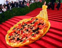 Экстравагантные наряды звезд Голливуда на Met Gala 2015