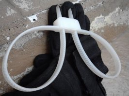 Щас такие уже используются в цивилизованном мире - пластиковые одноразовые. Можно таскать с собой хоть 20 штук: