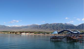 На теплоходе музыка играет