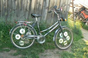 Помню среди всего этого однообразия когда велик как у тебя были практически у каждого третьего, мы занимались каким то бессмысленным и беспощадным тюнингом. Конечно тогда хотелось выделиться из толпы, вот и придумывали что могли. Обтягивали спицы разноцветной проволокой, вешали зеркала заднего вида, ставили широкую резину с адским протектором причём такую что на ось приходилось ставить по 10 промежуточных шайб с каждой стороны, иначе задевало бы протектором о вилку. Некоторые помню даже брали банки пластиковые из под масла, вырезали прямоугольником и на прещепку вешали на заднее колесо, получалось что то вроде имитации мопеда.