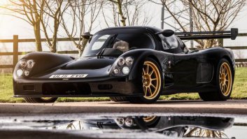 В эту тачку брюхо этой свинья даже не влезит, а его мерин будет нервно курить в сторонуе. П.с 1000 Ps на 950 кг.;)