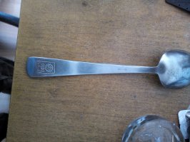 Эту ложку мне подарил дед(вдарив мне по лбу хорошенько ей), командир отделения БМ-13, в окружении в 76-80 км от ЛЁнинграда "пуляли" с 12 машин говорил, были страшны скачки машин на болотном грунте... одна машина "завалилась" отскокав около 6 метров.. диарея - это посредственность, как говорил дед.. Еще забрал теплую яичницу убитого немца.. По мамону дед военно-полевой хирург, потерял легкое, рёбра при обстреле на фронте, но всё равно продолжал.. Я дедами Горжусь!