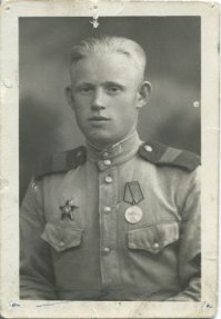 а вот и фото деда нашел, сразу после награждения.