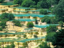 Китай. Провинция Сычуань. Цепь озер - каскады Хуанлун (Чешуя желтого дракона)