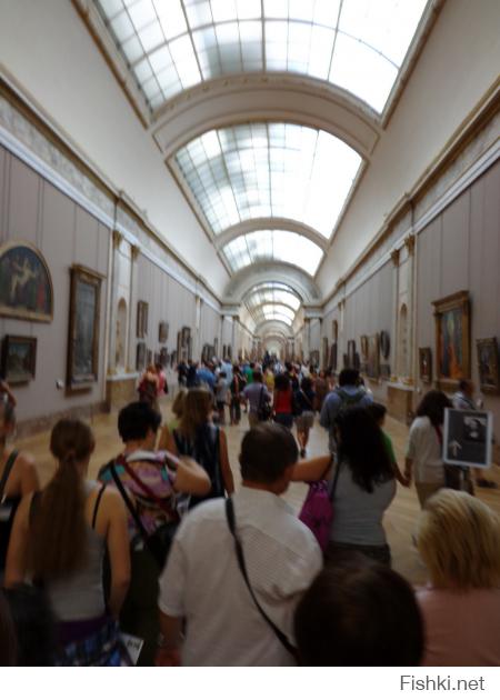 Первый раз вижу пустые галереи Лувра. Обычно так: