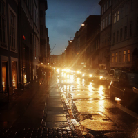 центр Копена - целая полоса свободная, но велосипедная и никто не подумает рвануть по ней, чтобы объехать пробку. или даже свернуть к себе во двор.