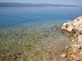 Отдыхаю сейчас на море. Вода прозрачная. Отдыхаешь и телом и душой. С утра по прохладе пойду за черешней.