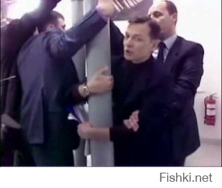 ну а это дочь парашенко .....  и, чё?!