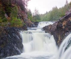 Водопад Кивач на реке Суна в Карелии.
