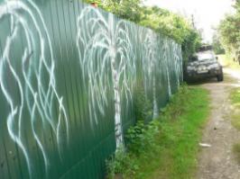 вот мой заборчик )))) сам раскрашивал..... просто воровали листы на участках...... а так они заметные будут, да и красивые.... а в далеке мой танк стоит...