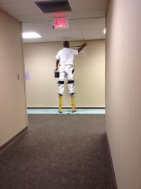 Не дай Боже при выключенном свете в коридоре этого негра в таком девайсе встретить