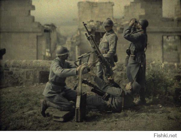 Стрельба из ручного пулемёта по самолётам. Франция. 1917 год.