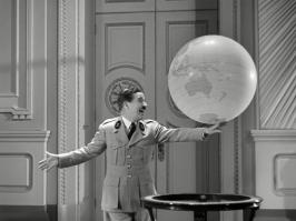 Совсем забыл.
Классика. «Великий диктатор» великого Чарли Чаплина