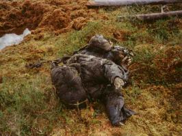 КАПАЮ ПОСТОЯННО И ВЕДАЛ ПОСТРАШНЕЕ
Найденный через 55 лет после гибели советский летчик Борис Александрович Лазарев. Истребитель «Харрикейн» сержанта Лазарева из 760-го смешанного авиационного полка 259-й иад 7-й ВА Карельского фронта был сбит в ходе воздушного боя 21 февраля 1943 года немецким летчиком-асом обер-фельдфебелем Рудольфом Мюллером из 6-й эскадрильи «Экспертенштаффель» (6/JG5 «Expertenstaffel») 5-ой истребительной эскадры Люфтваффе и упал в болото в 40 километрах от г. Лоухи Карело-Финской ССР (современная республика Карелия). Советский лётчик не успел покинуть самолёт и погиб в момент удара об землю.

Самолет с останками пилота был поднят из болота в 1998 году Санкт-Петербургской поисковой группой «Высота». Болотистая местность, бензин и масло из двигателя истребителя не позволили истлеть телу погибшего лётчика. Только лицо пилота было размозжено об приборную панель, а ступни были оторваны. В кабине пилота были найдены летные очки и самодельный нож с нанесенной на нем надписью «Другу Боре во второй год войны», на поясном ремне летчика висел пистолет ТТ, в карманах комбинезона были обнаружены красноармейская книжка, комсомольский билет, два письма и патроны от пистолета россыпью.

Сержант Лазарев с подобающими ему почестями похоронен на мемориальном военном кладбище в поселке Чупа Лоухского района Карелии. Детали найденного самолета были использованы при реставрации другого найденного «Харрикейна» для экспозиции Центрального военно-исторического музея на Поклонной горе в Москве. Родственники погибшего до сих пор не найдены.