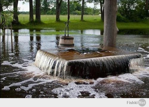 Колодец ведьм в Тухала,Эстония. Колодец примечателен тем, что после сезона дождей из него может извергаться вода и затапливать близлежащую местность. В секунду из колодца может выходить до 100 литров воды. Последний раз колодец извергался в апреле 2010 года.