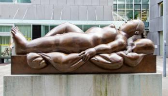 Вот вам и санкции. Еще одно европейское государство решило упростить выдачу виз россиянам. «Лежащая женщина» стала доступнее.
Путешествия в Лихтенштейн станут доступнее. Российское правительство направило в Госдуму для рассмотрения законопроект о ратификации соглашения об упрощении процедуры выдачи виз, сообщается на сайте кабинета министров РФ.

В документе прописан упрощенный порядок оформления однократных и многократных виз, сроки рассмотрения визовых обращений, размеры сборов за их оформление. В соответствии с подпунктом «а» пункта 1 статьи 15 закона «О международных договорах Российской Федерации» соглашение подлежит ратификации, так как устанавливает правила, отличные от предусмотренных законом, в части освобождения ряда категорий граждан от уплаты визовых сборов, поясняется в сообщении.
Лихтенштейн — карликовое государство площадью 160 кв. км, в Альпах. Для посещения страны необходима шенгенская виза, оформлением которой занимаются дипломатические представительства Швейцарии. У россиян популярны горнолыжные курорты, например, Малбюн, который славится хорошими условиями для новичков — около 20 легких трасс. Также можно полюбоваться средневековыми замками и посмотреть на авангардную скульптуру Hochsitz — статуя человека, сидящего на высоком стуле и смотрящего в небо, и трехметровую «Лежащую женщину».