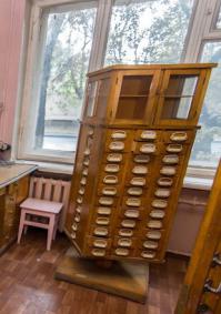 Эх,вот этот шкаПчик-находка для рукодельниц!Сколько бы всяческой мелочёвки там можно было бы разложить!!!В общем у кого что болит:)