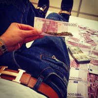 Дайте мне столько бабла сколько у них и я докажу что их отдых туфта!PROOF
У людей разные ценности это так,но мы живем в мире где не каждый может быть свободным и независимым.Люди как муравьи копошатся чтоб держатся на плаву и ЧЕСТНО режет глаз такая беззаботная жизнь сынка,не говорю что это плохо, но не на показ.Я лично не могу себе позволить такой рай так как у меня нету экономической уверенности,и все расписано на перед:учеба,карьера,семья,дети,достойная пенсия,когда буду стариком чтоб не сожалел что прожил жизнь зря и уважал себя,дальше ад,рай,небытие,пофиг где и как...Но утопии нету,есть бедные-богатые и те кто по середине. Блин!!!Мне завтра на работу не свет не заря а той паре кайфовать,постить фотки в инстаграм чтоб их похвалили за то что они плотно покушали и загорели.Ну а дальше,покатались на машинке улыбаясь и кривясь от счастья блестя деснами от того насколько жизнь прекрасна.Как мне быть лояльным?Завистливая злая человеческая натура что еще сказать?...
Вот так тоже можно подумать,но ребята у каждого своя судьба и надо ценить то что у тебя есть,или изменить как-то в лучшую сторону по тому что мы живем один гребаный раз!Мне лично пофиг и меня не бесит этот пост или богатые бездельники потому что они не влияют на мою жизнь,у меня лучше или хуже от того она не станет если какой-то чувак получит феррари на днюху.Мой грех-я завидую по настоящему ТОЛЬКО талантливым людям таким как художники,неважно богатый ты или нет,усердный или лентяй,если у тебя этого нет то и не будет