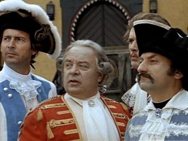 — Талия — на десять сантиметров ниже, чем в мирное время.
— Ниже?
— То есть выше.
— А грудь?
— Что грудь?
— Оставляем на месте?
— Нет, берем с собой.