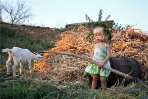 Мне одной кажется, что у девочки венок из конопли??
