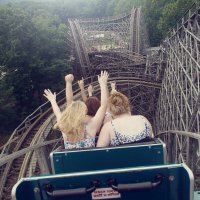 У толстой просто руки заняты едой, которую она прихватила с собой в дорогу))))